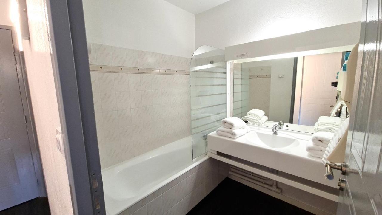 Fasthotel Oloron Hostellerie Du Paon Blanc Lurbe-Saint-Christau Exterior photo